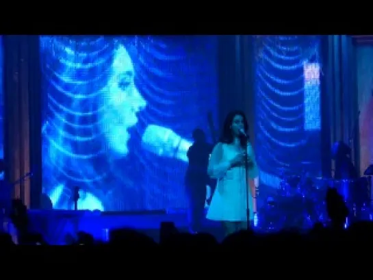 Lana Del Rey – Blue Velvet (Live @ «Paradise Tour»: Манчестер, Великобритания; 23 мая 2013)