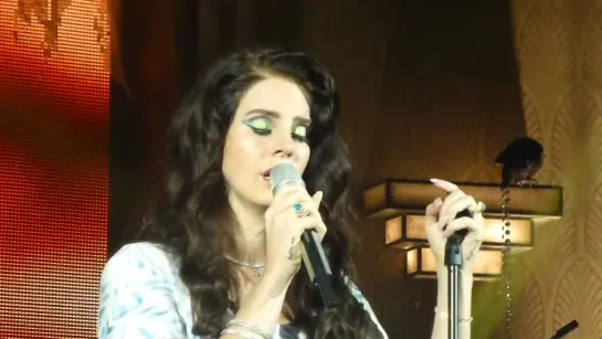 Lana Del Rey – Young And Beautiful (Live @ «Paradise Tour»: Лондон, Великобритания; 20 мая 2013)