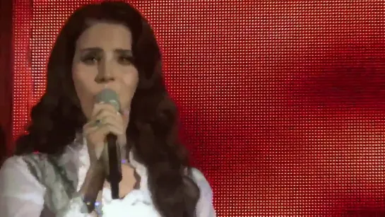 Lana Del Rey – Young And Beautiful (Live @ «Paradise Tour»: Лондон, Великобритания; 19 мая 2013)