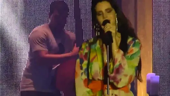 Lana Del Rey – Video Games (Live @ «Paradise Tour»: Мюнхен, Германия; 25 апреля 2013)