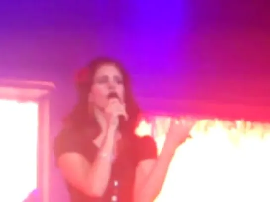 Lana Del Rey – Summertime Sadness (Live @ «Paradise Tour»: Вена, Австрия; 19 апреля 2013)