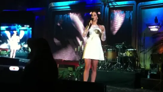 Lana Del Rey – Blue Jeans (Live @ «Paradise Tour»: Дюссельдорф, Германия; 17 апреля 2013)