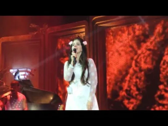 Lana Del Rey – Burning Desire (Live @ «Paradise Tour»: Дюссельдорф, Германия; 17 апреля 2013)