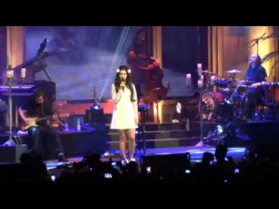 Lana Del Rey – Video Games (Live @ «Paradise Tour»: Дюссельдорф, Германия; 17 апреля 2013)