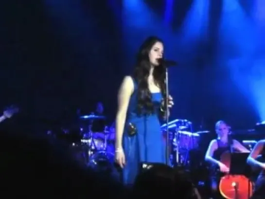 Lana Del Rey – Blue Velvet (Live @ «Paradise Tour»: Прага, Чехия; 13 апреля 2013)