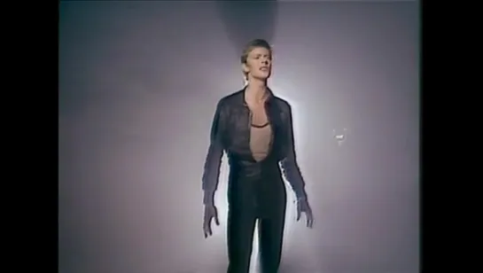 David Bowie - Heroes (Official Music Video) (1977)