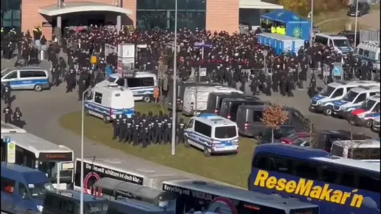 Полицейские в экстремальных ситуациях. Матч "Санкт-Паули" против  "Ганзы" Росток.  (2012)