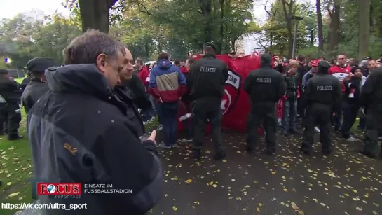 Polizei gegen Hooligans und Bengalos_ Großeinsatz bei Risikospiel! _ Focus TV Reportage