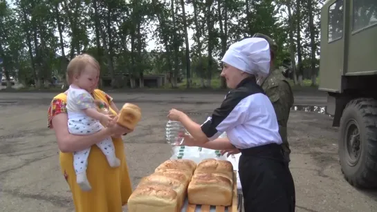 Выдача хлеба и бутилированной воды жителям Тулуна