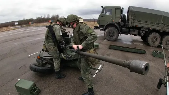 Ремонт зенитной установки участниками конкурса среди военнослужащих ВДВ «Мастер-оружейник»