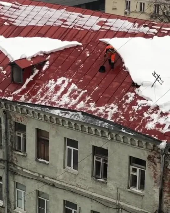 Упал с крыши дома чистя снег. 31.01.2019, Москва