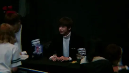 [FC|VK][14.11.2015] Monsta X Fansign pop-up store (Hyungwon)