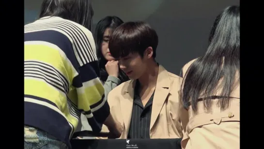 [Fancam][16.04.2017] Yoido Fansign (Hyungwon)