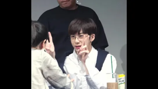 [Fancam][06.05.2017] Sinchon Fansign (Hyungwon)