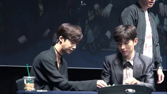 [Fancam][13.05.2017] Gangnam Fansign (Hyungwon, Kihyun)