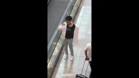 [Fancam][26.08.2017] Incheon Airport  Departure (Wonho)