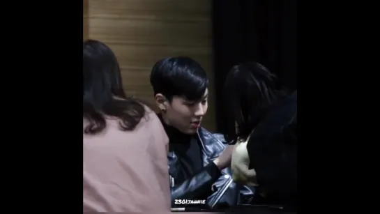 [Fancam][18.11.2017] fansign in Dong Seoul Art Hall (Shownu)