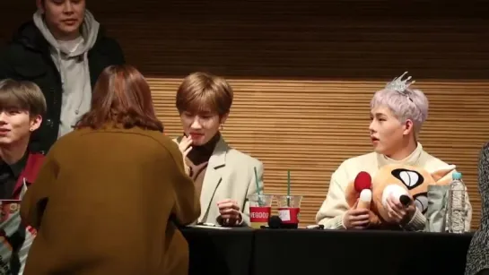 [Fancam][18.11.2017] fansign in Dong Seoul Art Hall