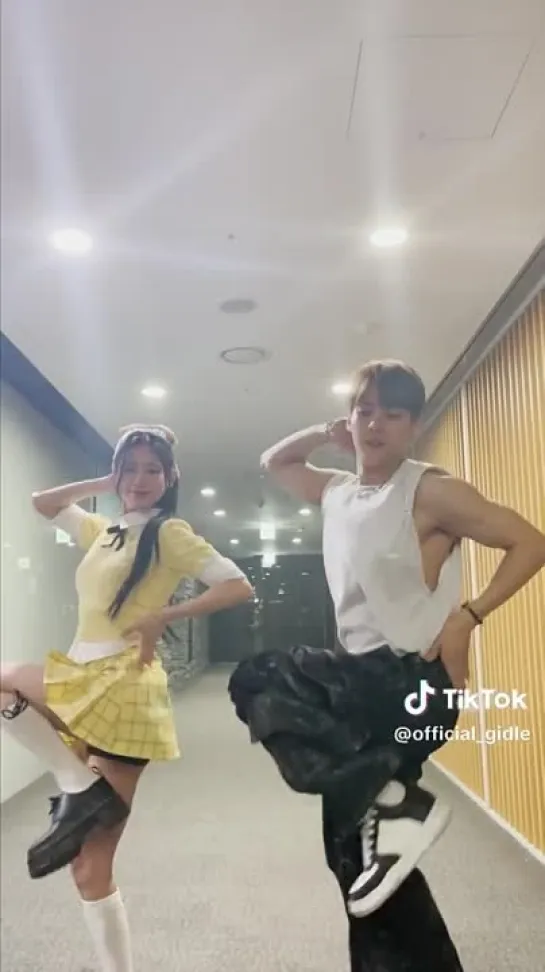 230518 Minhyuk & (G)-IDLE @ #TikTok #QueencardChallenge