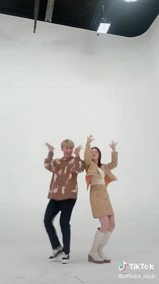 210916 Eunkwang & Sandara Park @ TikTok #Outsiderchallenge