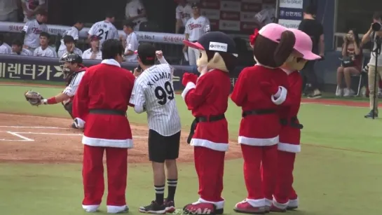 [FANCAM] 150815 first pitch at LG vs KIA game @ Xiumin focus