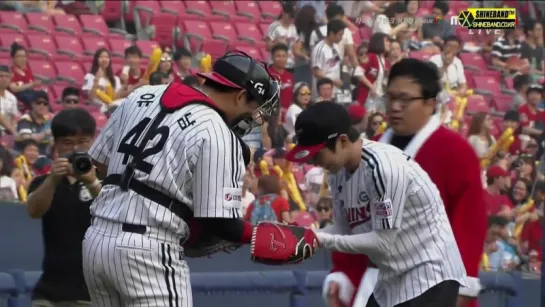 150815 EXO Xiumin @ first pitch at LG vs KIA game