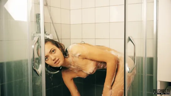 Angelina - Naked teen shower