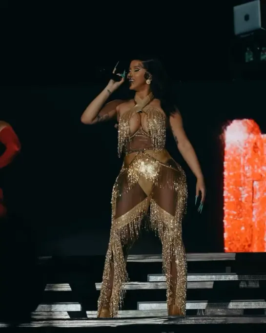 Cardi B выступает на фестивале Rolling Loud (Паттайя, Таиланд)