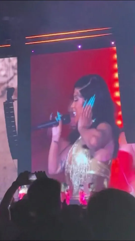 Cardi B выступает на фестивале Rolling Loud (Паттайя, Таиланд)