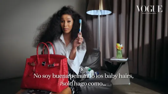 Cardi B показывает Vogue Mexico содержимое своей сумочки