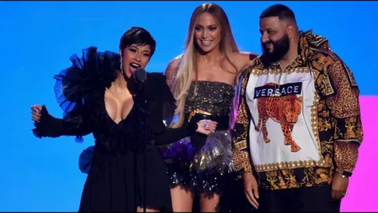 VMA 2018: Карди Би, Дженнифер Лопес и DJ Khaled получают награду за лучшее сотрудничество ("Dinero")