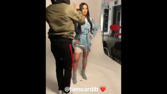 Cardi B в студии радиостанции At Hot 97