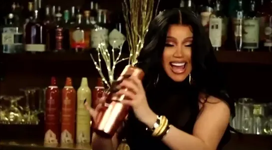 Cardi B рекламирует свои алкосливки WhipShots