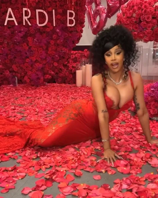 Cardi B тизерит свой новый трек