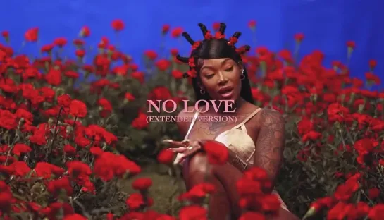 Карди на съемках клипа «No Love»