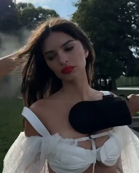 Emily Ratajkowski