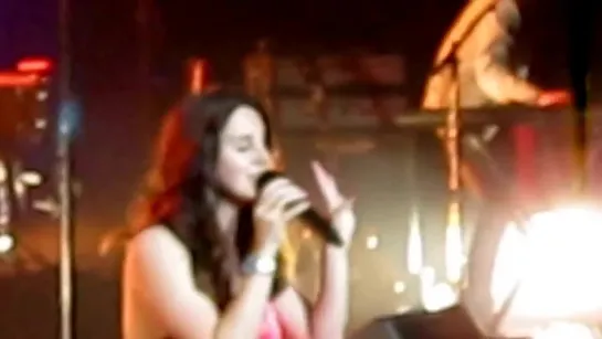 Lana Del Rey – Carmen (Live @ «The Cosmopolitan»)