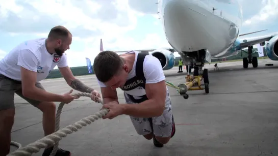 Новый российский рекорд! Сибиряк протащил за собой на 17 метров Boeing 737!