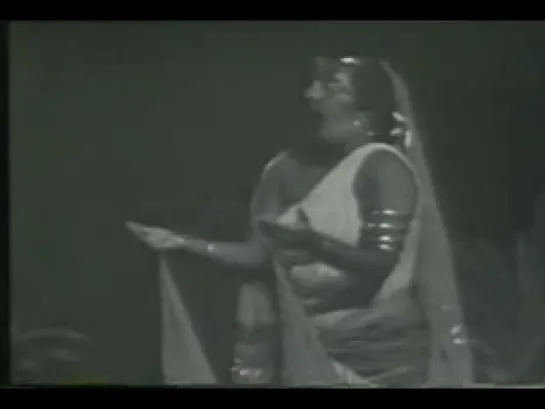 Gabriella Tucci as Aida sings "O patria mia"