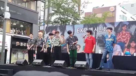 170813 EXO Beakhyun shock “YAH! Baekhyun“ @ The War Fansign