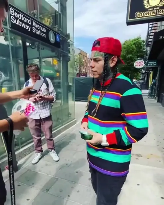 6ix9ine бесплатно раздаёт альбом на улице.