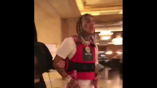 6ix9ine и его пародия на клип In Da Club 2. [ https://vk.com/CINELUX ]