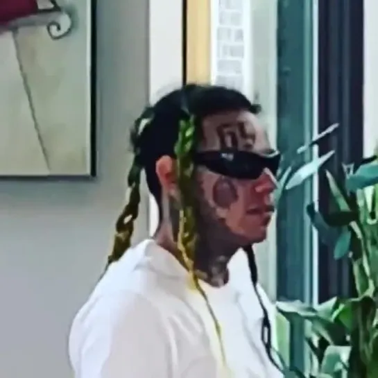 6ix9ine показывает свои танцевальные навыки. [ https://vk.com/CINELUX ]