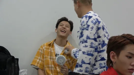 [BACKSTAGE] BTOB - The Birthday Celebration Of Peuni Peuni -Give Massage To Members- ^_^ (Unreleased Behind Video 19)