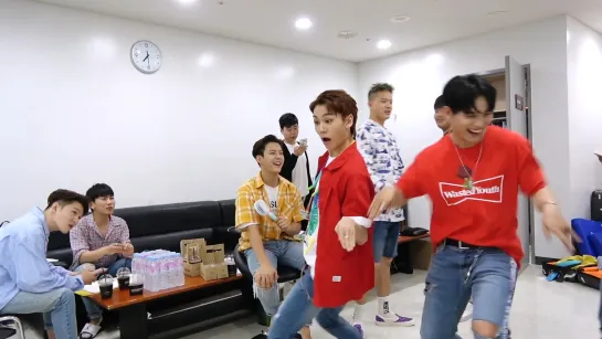 [BACKSTAGE] BTOB - Two Jokesters Disturbing Eunkwangie Hyung Watching TV ^_^ (Unreleased Behind Video 17)