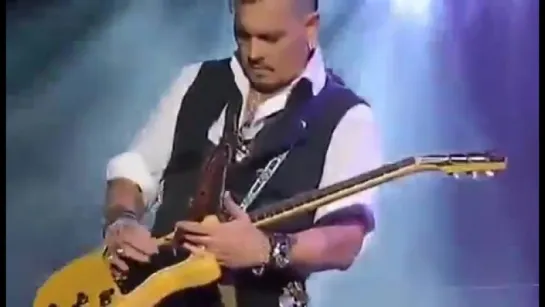 Johnny Depp's amazing guitar skills. Scheels Arena, Северная Дакота, 18 июля