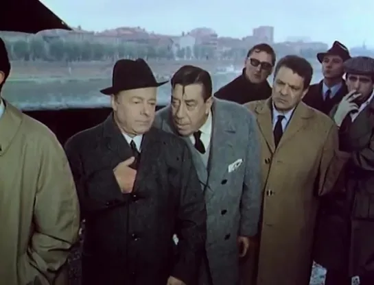 Кошелек или жизнь (La bourse et la vie, 1966), режиссер Жан-Пьер Моки. Без перевода.