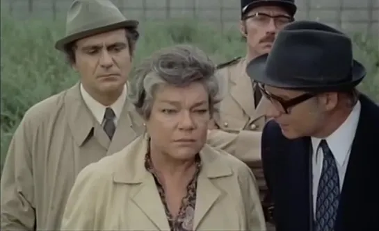 Трудный день королевы (Rude journée pour la reine, 1973), режиссер Рене Аллио. Без перевода.