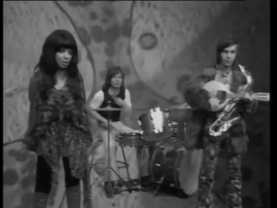 Shocking Blue, Navajo Tears, 1972, intro  with Charles Aznavour (480p)