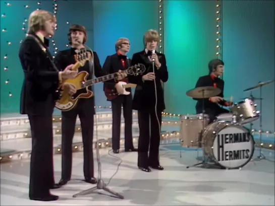 Theres A Kind Of Hush - Hermans Hermits . 1967